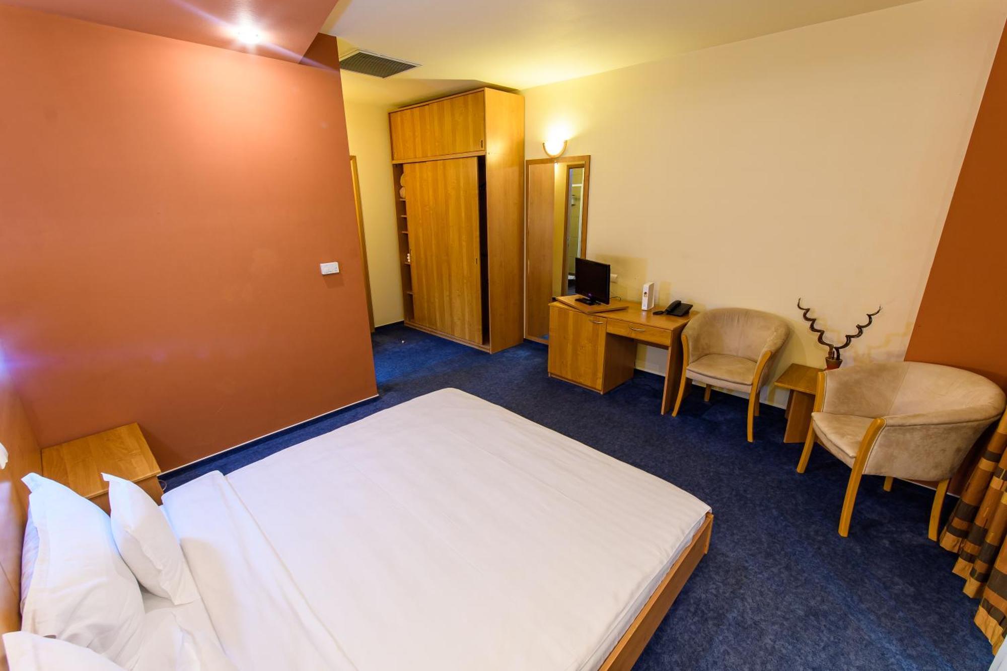 Hotel Torontal Timisoara Ngoại thất bức ảnh