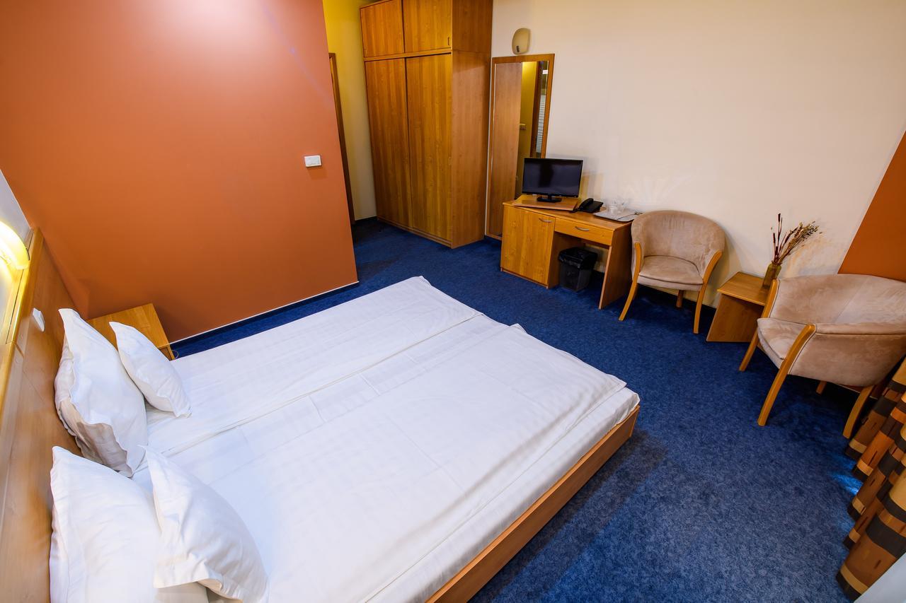 Hotel Torontal Timisoara Ngoại thất bức ảnh