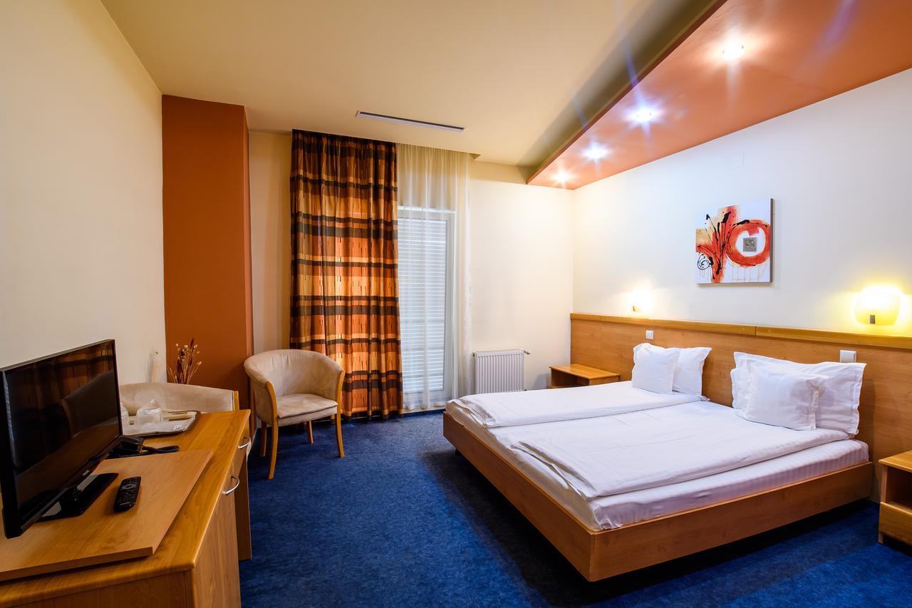 Hotel Torontal Timisoara Ngoại thất bức ảnh